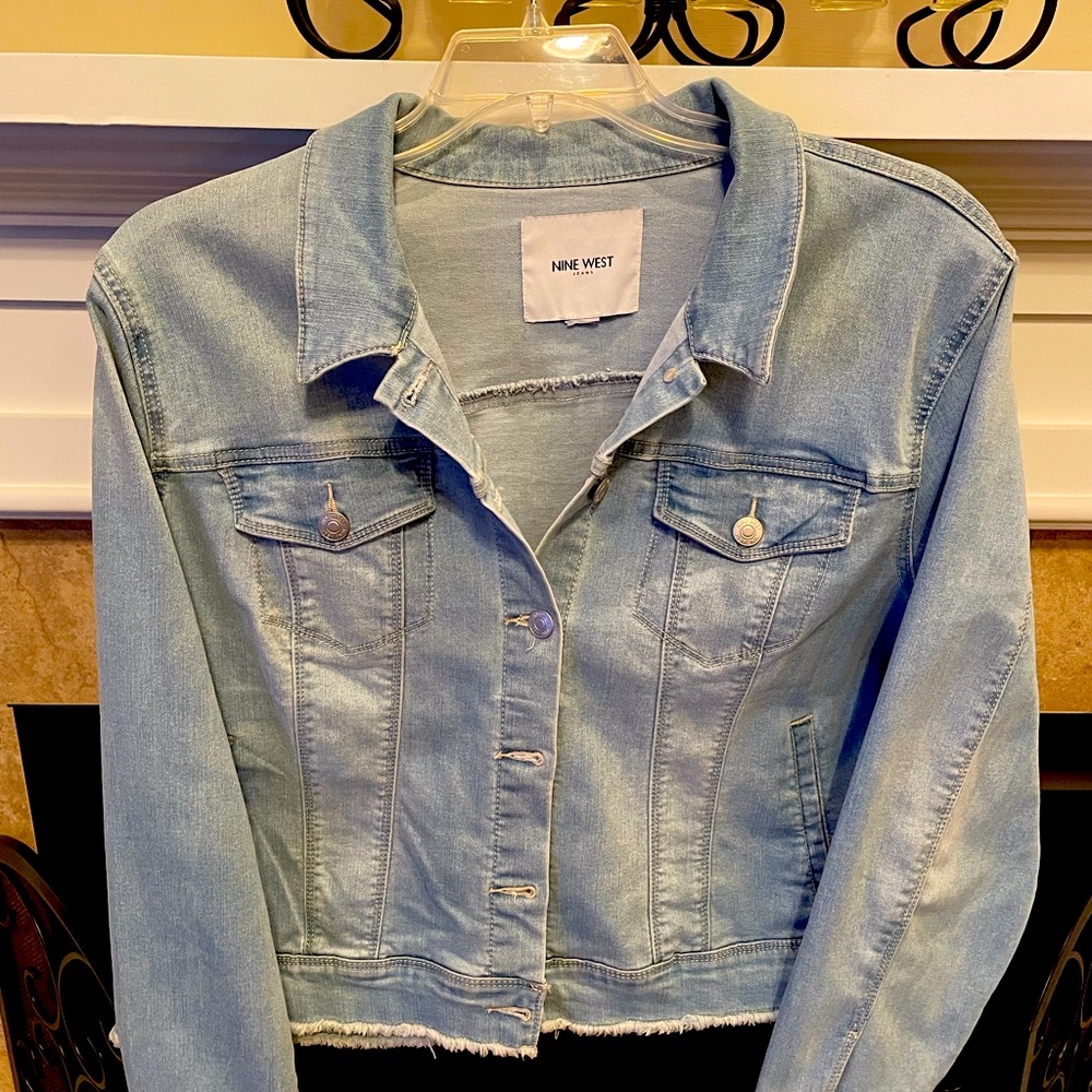 Nine West Women’s Blue Denim Cropped Jacket with Frayed bottom trim. Size: XXL